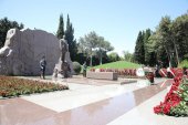 10.05.2025-ci il tarixdə Nizami rayon ictimaiyyəti Ümummilli Lider Heydər Əliyevin məzarını ziyarət edib.