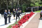 10.05.2025-ci il tarixdə Nizami rayon ictimaiyyəti Ümummilli Lider Heydər Əliyevin məzarını ziyarət edib.