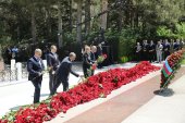 10.05.2025-ci il tarixdə Nizami rayon ictimaiyyəti Ümummilli Lider Heydər Əliyevin məzarını ziyarət edib.
